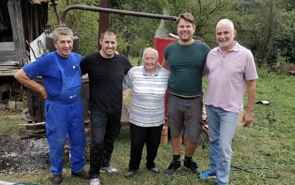 [Početak Iskre: Jovan, Nemanja i baka Radovinka]